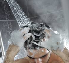 Lavarse el pelo antes y después de cada baño lo mantiene sano