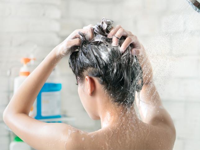 Lavar el pelo graso en exceso puede producir efecto rebote