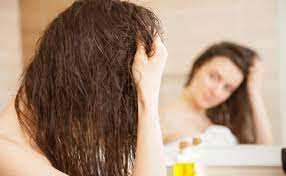 Los productos capilares con sal no dañan el cabello, ya que se aclara con el agua
